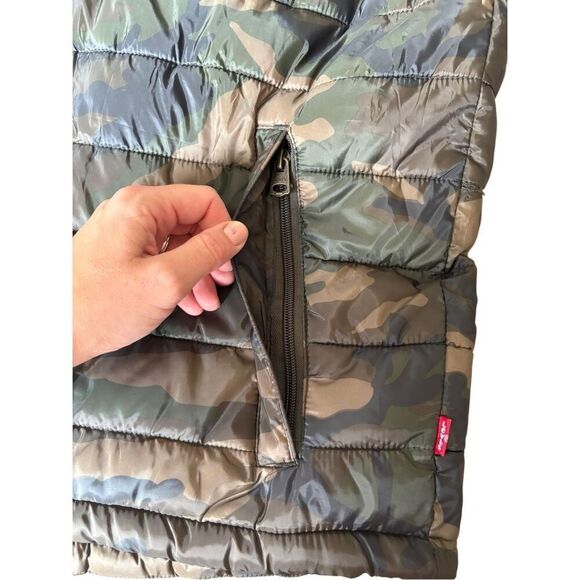 Levi’s Men’s Packable Puffer Vest size L Camo Green - Picture 9 of 12